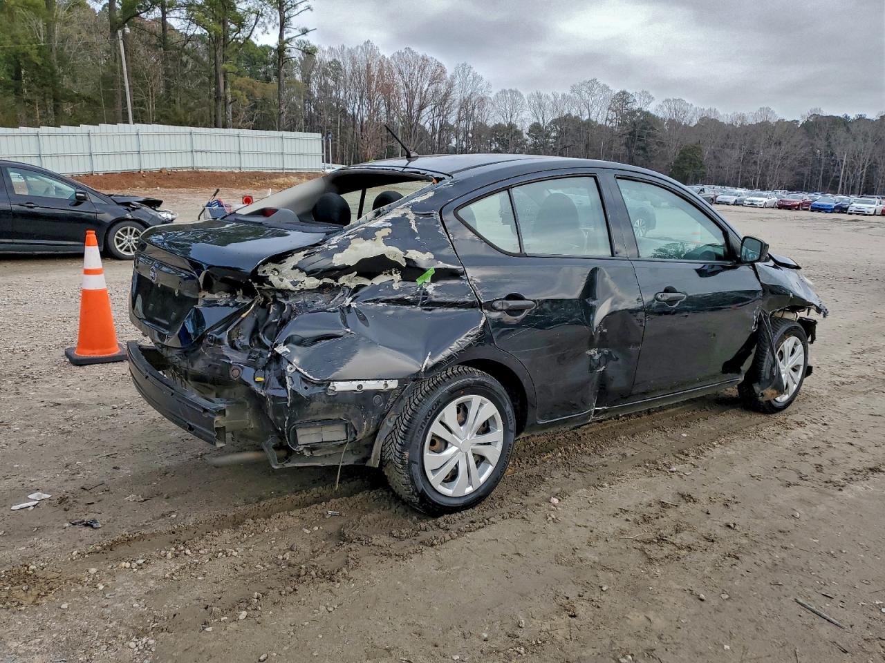 2018 NISSAN VERSA S photo 3