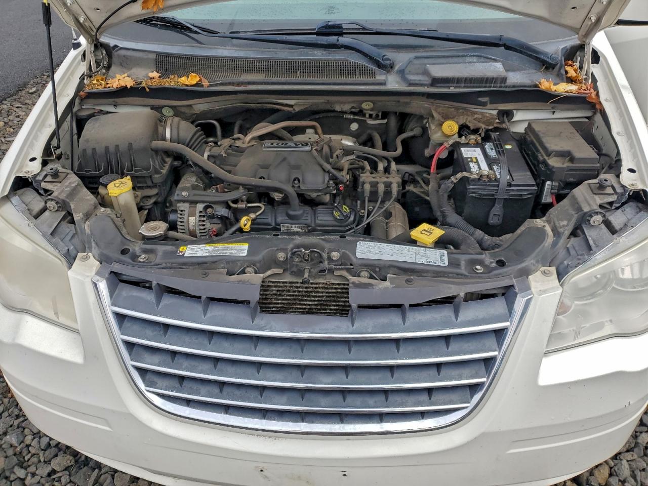 2010 CHRYSLER TOWN & COUNTRY TOURING photo 12