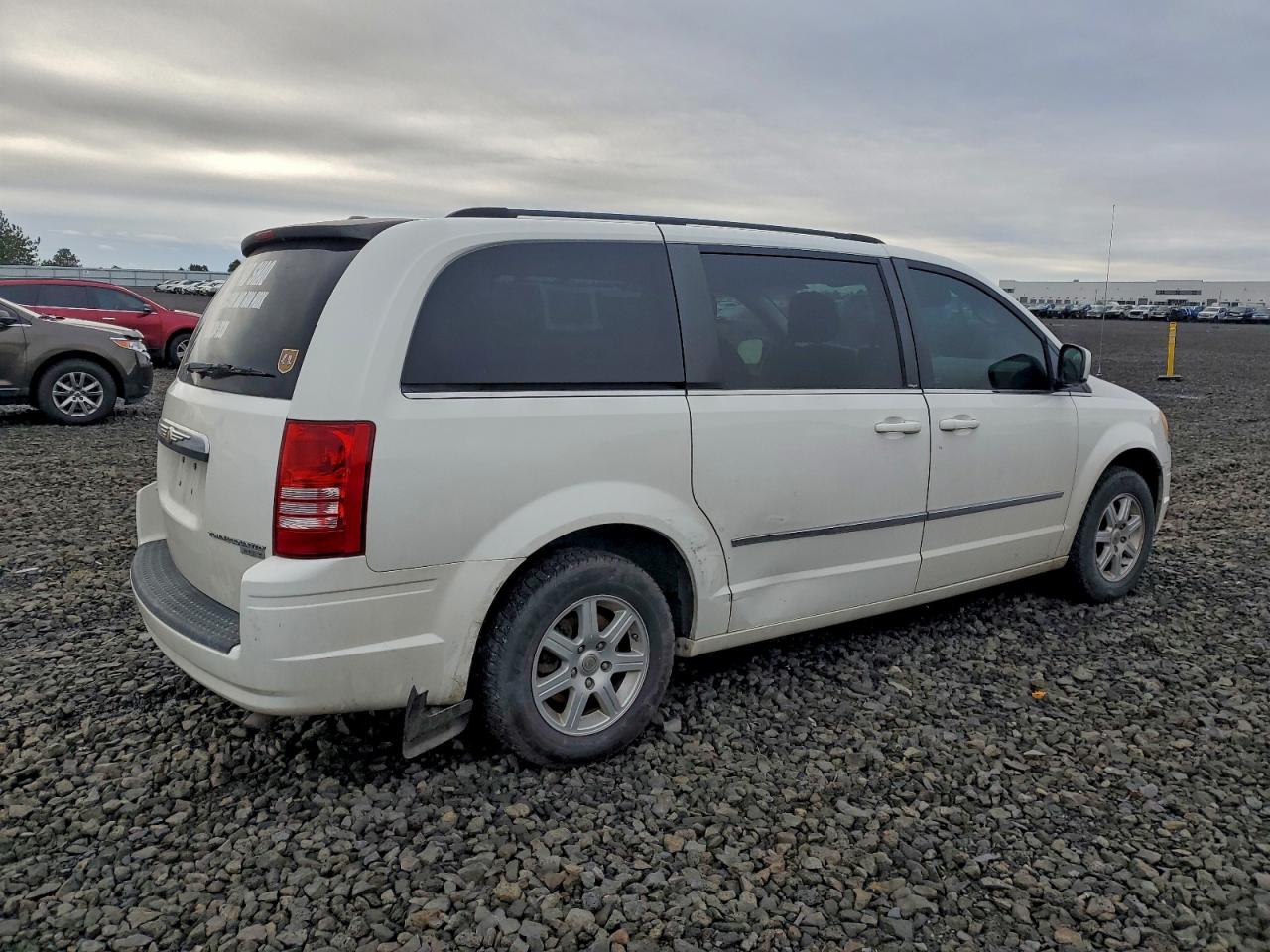 2010 CHRYSLER TOWN & COUNTRY TOURING photo 3
