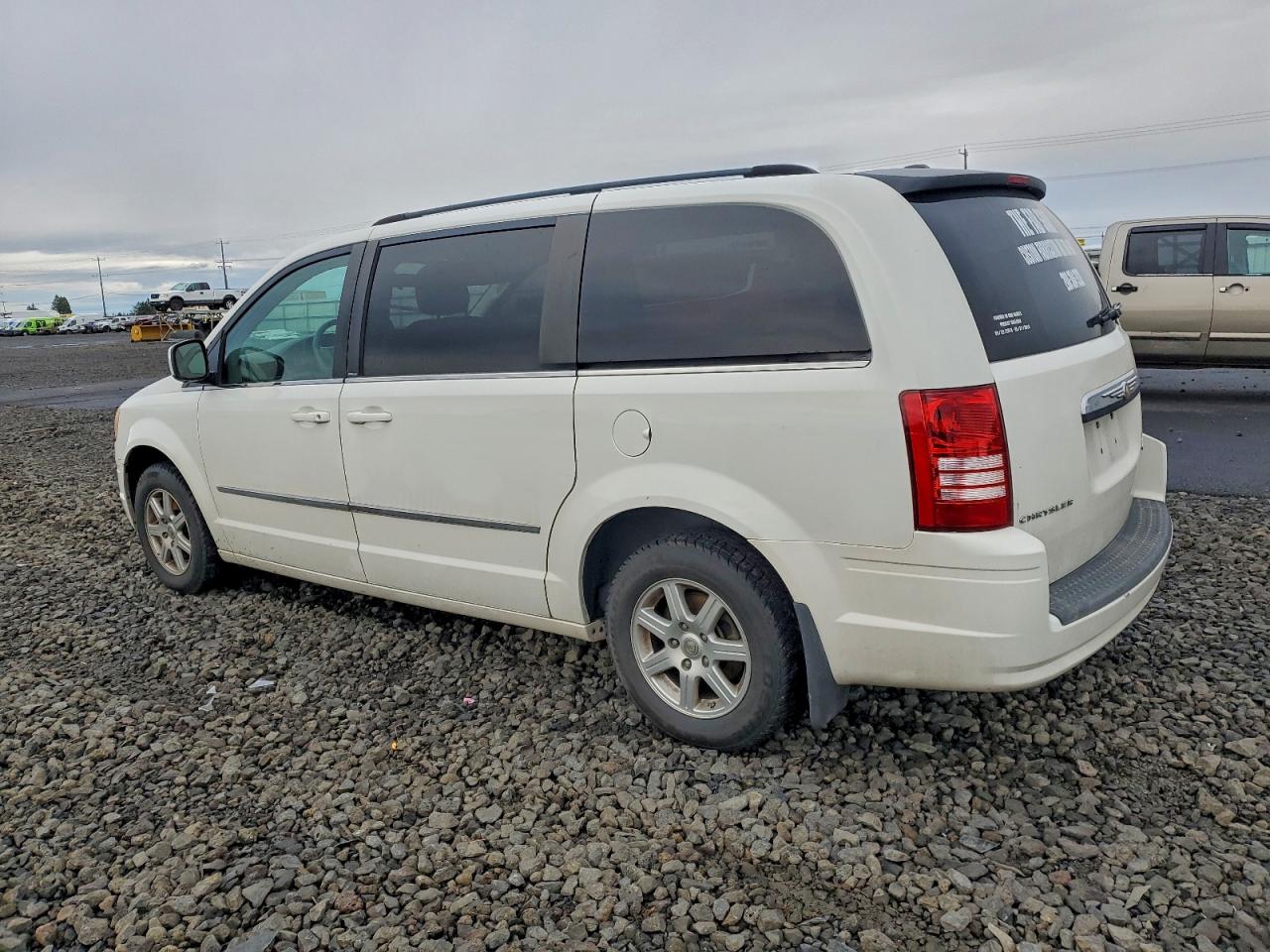 2010 CHRYSLER TOWN & COUNTRY TOURING photo 2