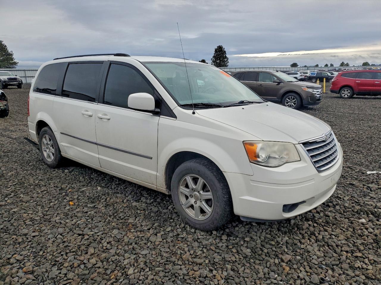 2010 CHRYSLER TOWN & COUNTRY TOURING photo 4