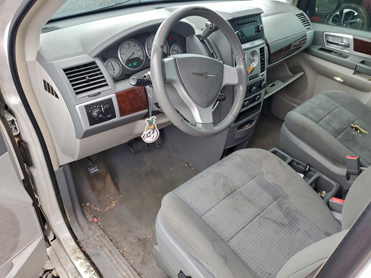 2010 CHRYSLER TOWN & COUNTRY TOURING photo 8