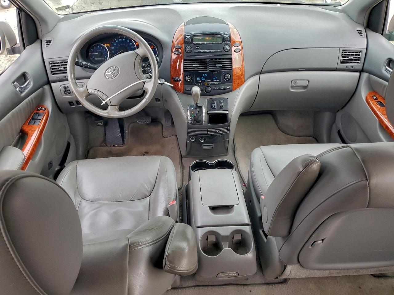 2009 TOYOTA SIENNA XLE photo 8