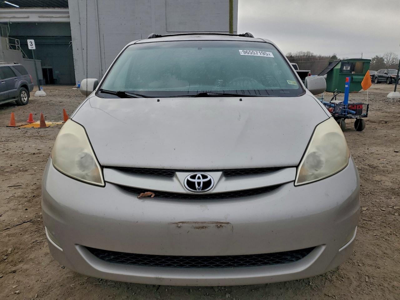 2009 TOYOTA SIENNA XLE photo 5