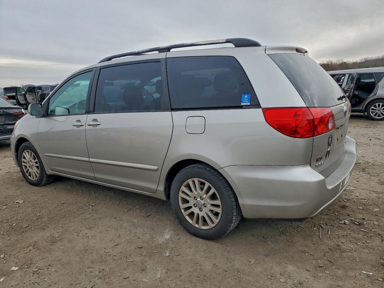 2009 TOYOTA SIENNA XLE photo 2