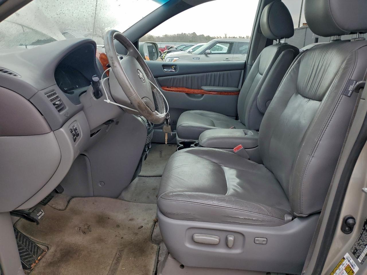 2009 TOYOTA SIENNA XLE photo 7