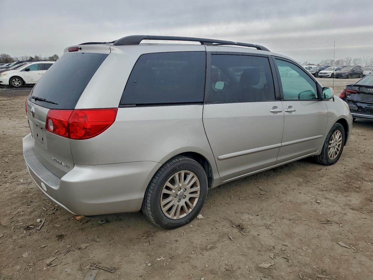 2009 TOYOTA SIENNA XLE photo 3