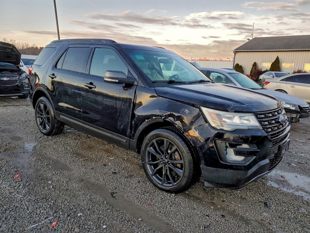 2017 FORD EXPLORER XLT photo 4