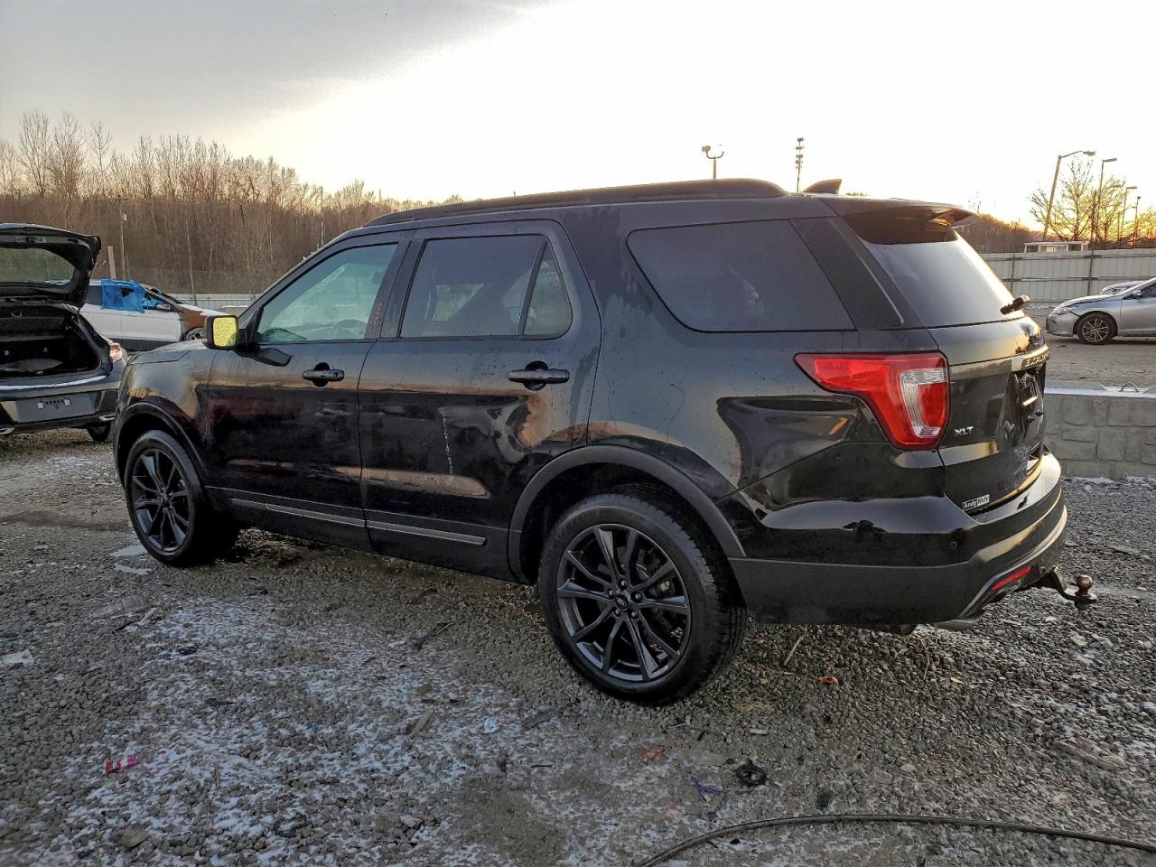 2017 FORD EXPLORER XLT photo 2