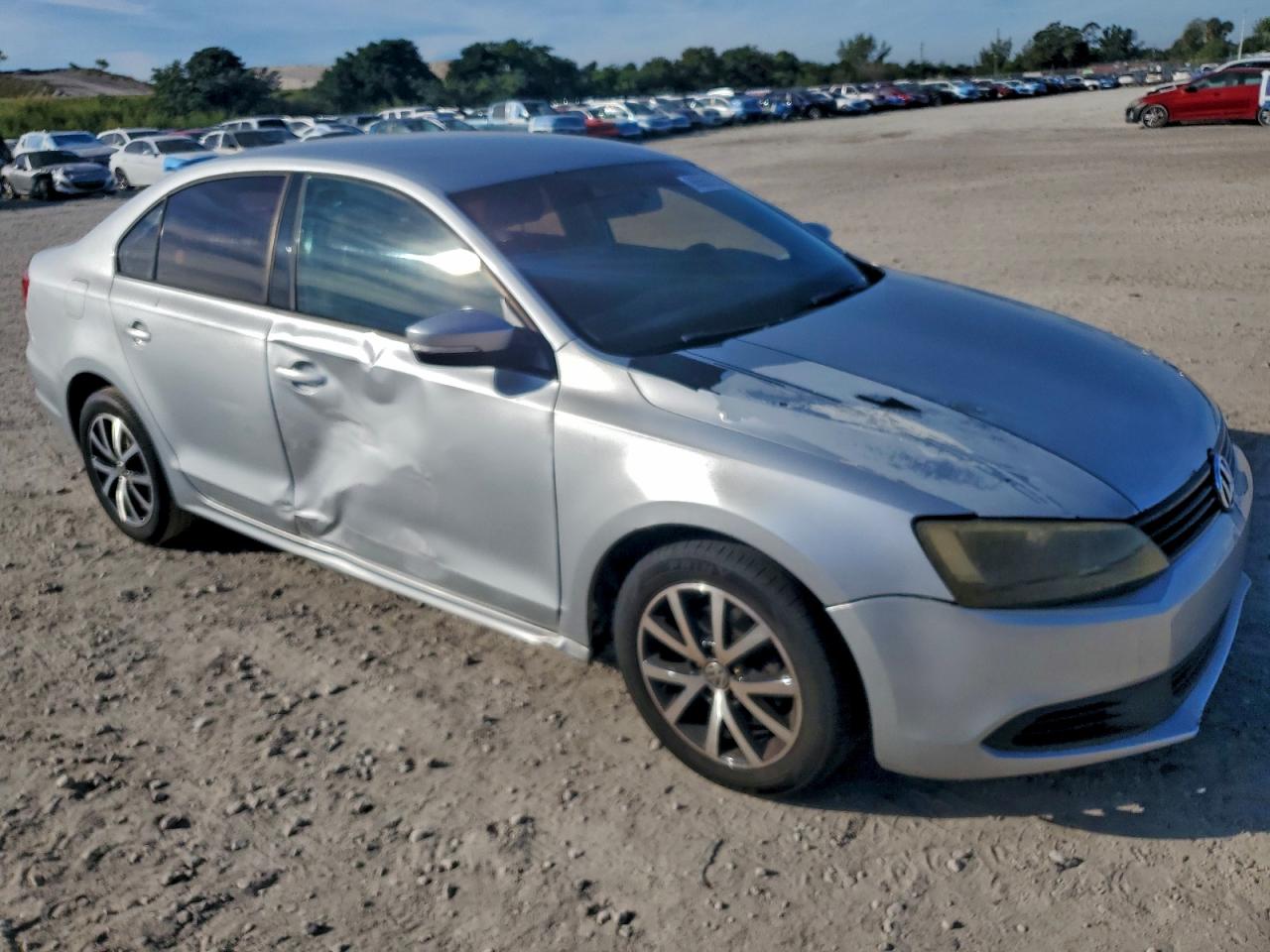 2011 VOLKSWAGEN JETTA SE photo 4