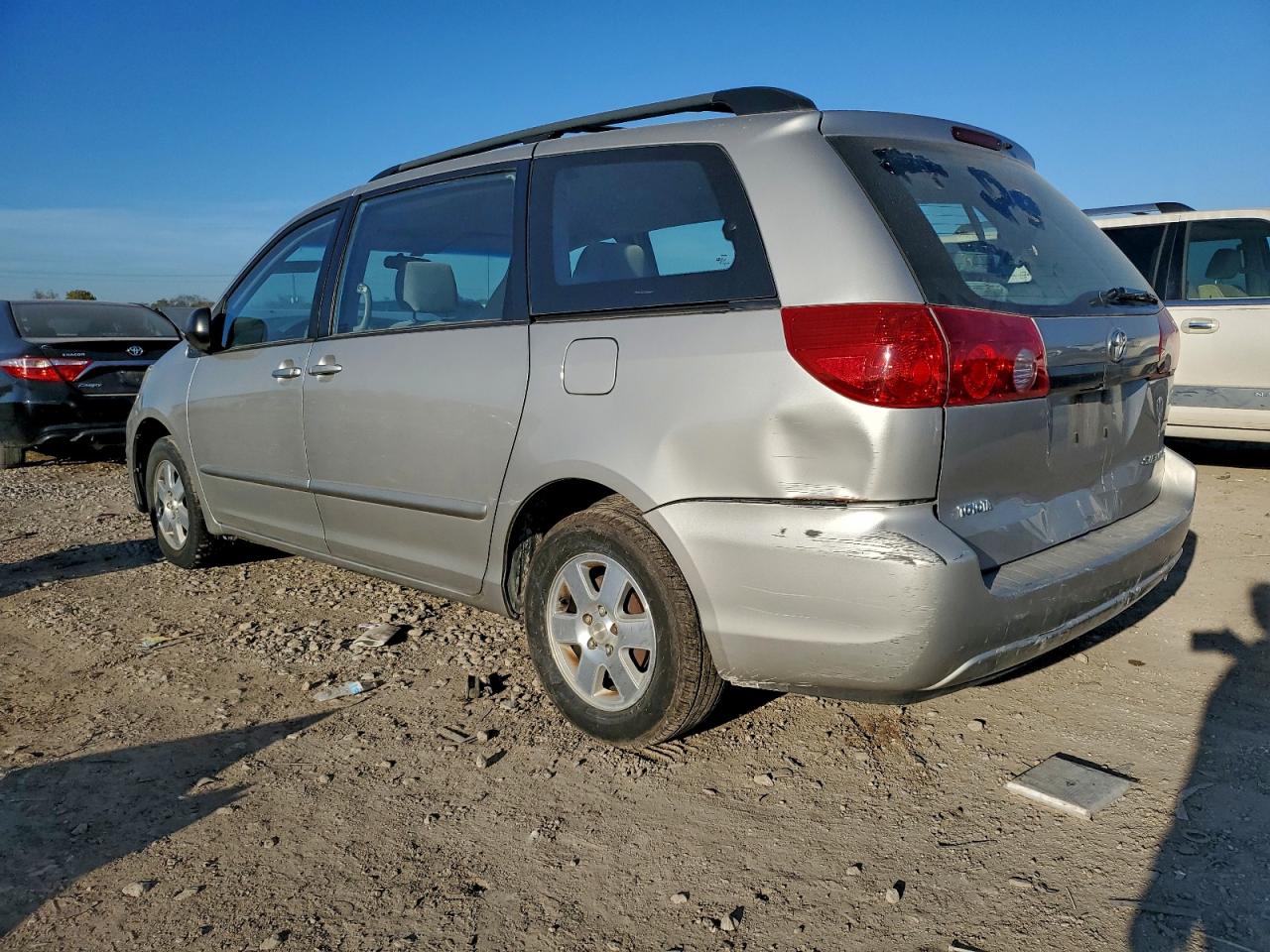 2007 TOYOTA SIENNA photo 2