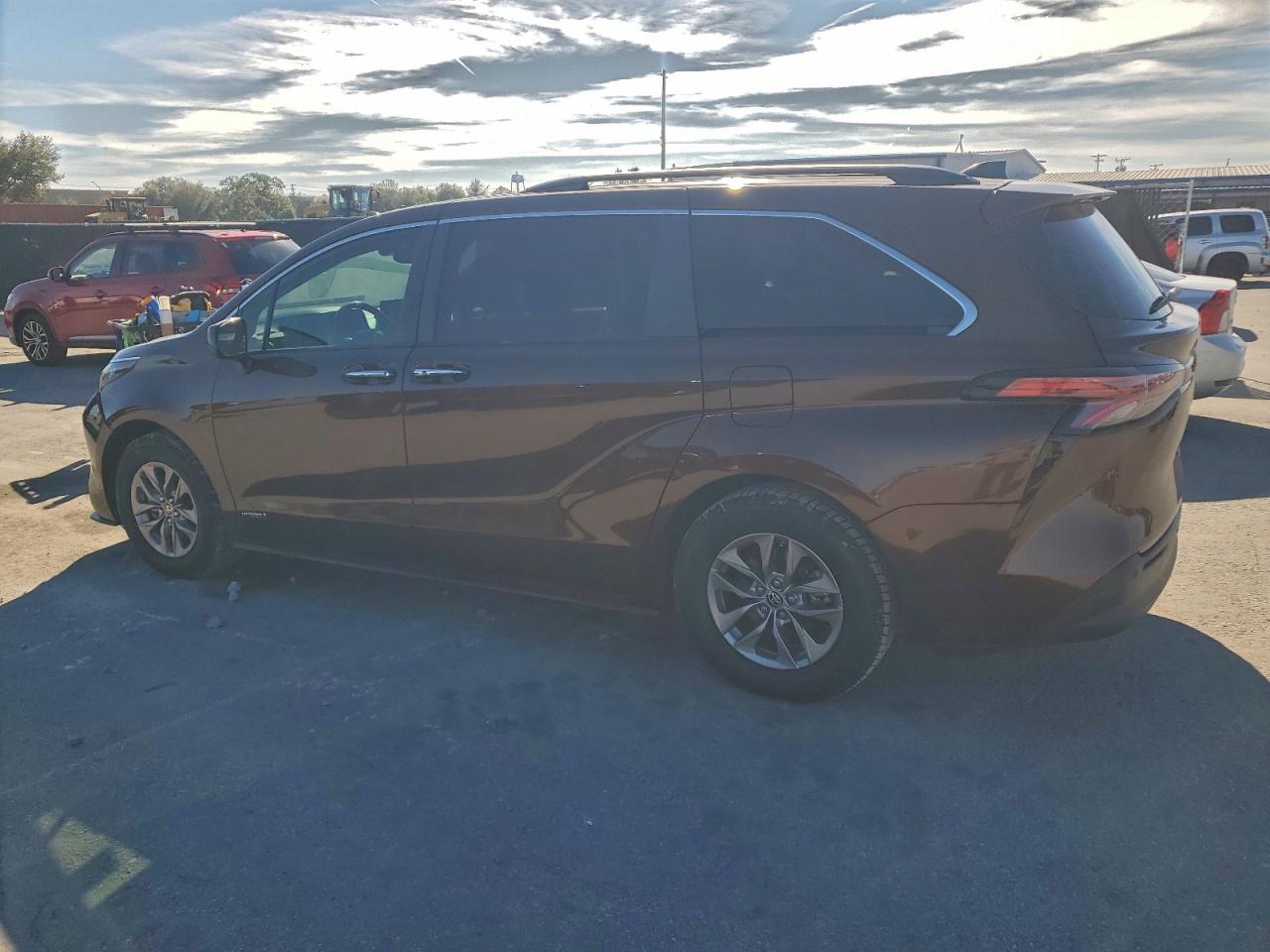 2021 TOYOTA SIENNA XLE photo 2