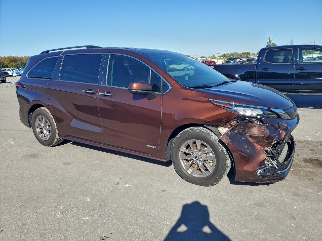 2021 TOYOTA SIENNA XLE photo 4