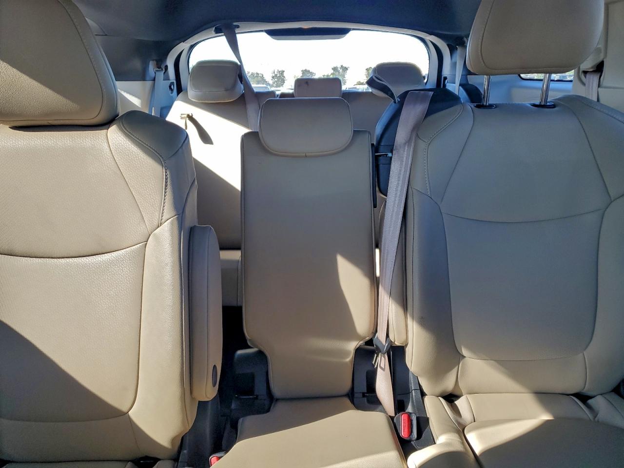2021 TOYOTA SIENNA XLE photo 10
