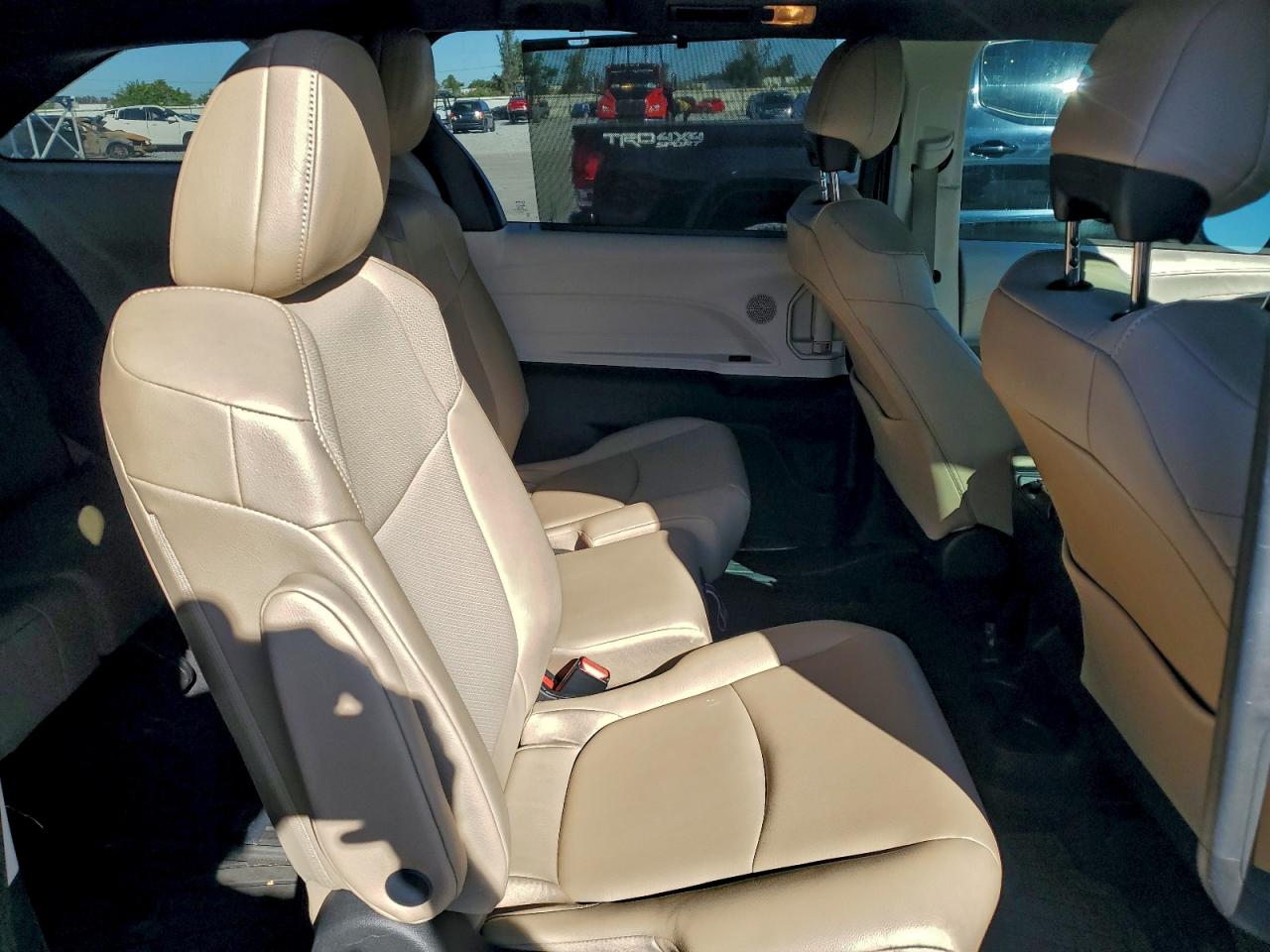 2021 TOYOTA SIENNA XLE photo 11