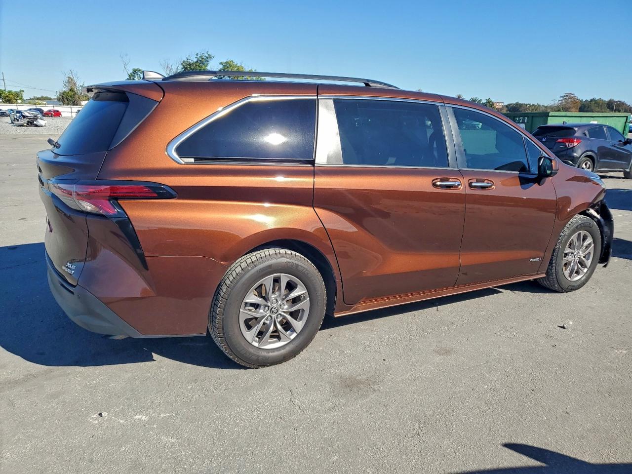 2021 TOYOTA SIENNA XLE photo 3