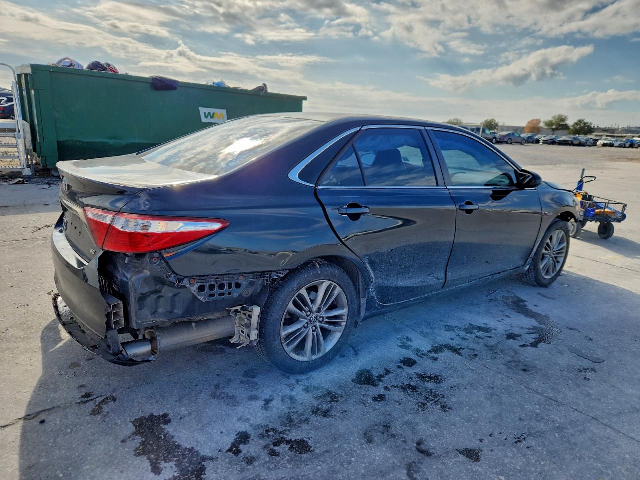 2015 TOYOTA CAMRY LE photo 3