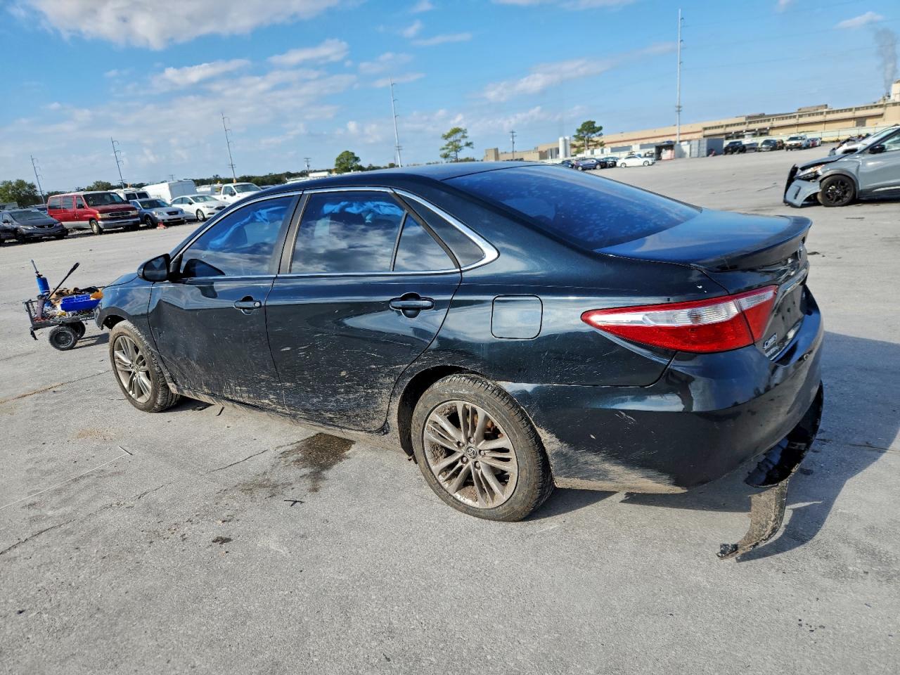2015 TOYOTA CAMRY LE photo 2
