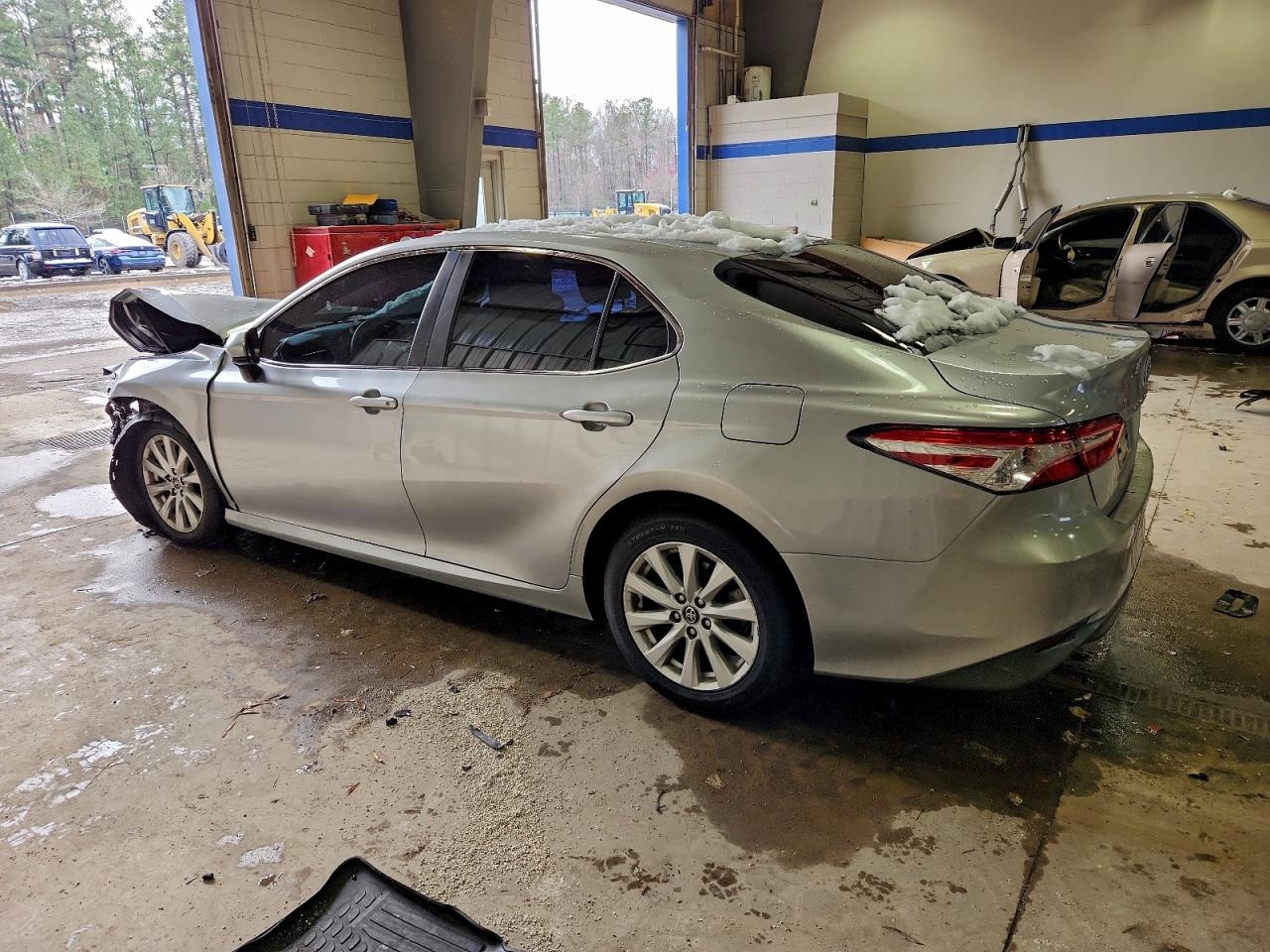 2018 TOYOTA CAMRY L photo 3