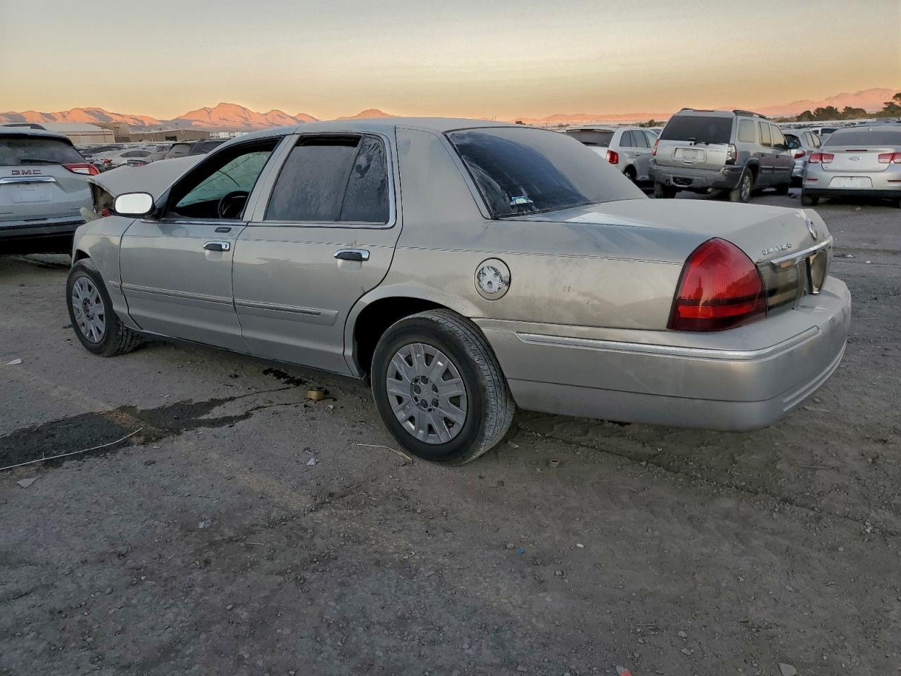 2007 MERCURY GRAND MARQUIS GS photo 2