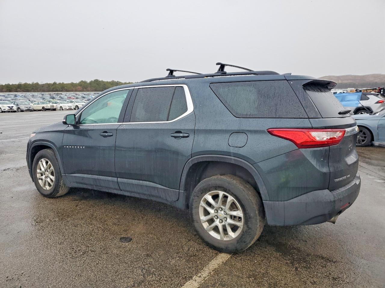 2020 CHEVROLET TRAVERSE LT photo 2