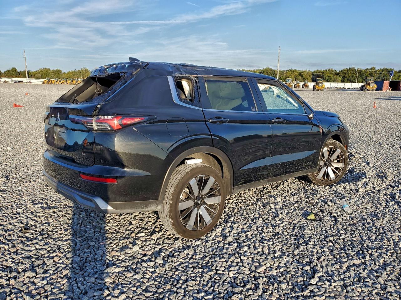 2025 MITSUBISHI OUTLANDER SE photo 3