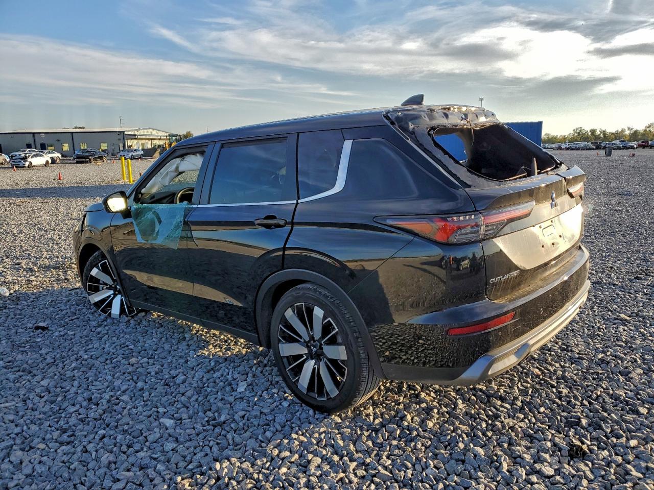 2025 MITSUBISHI OUTLANDER SE photo 2