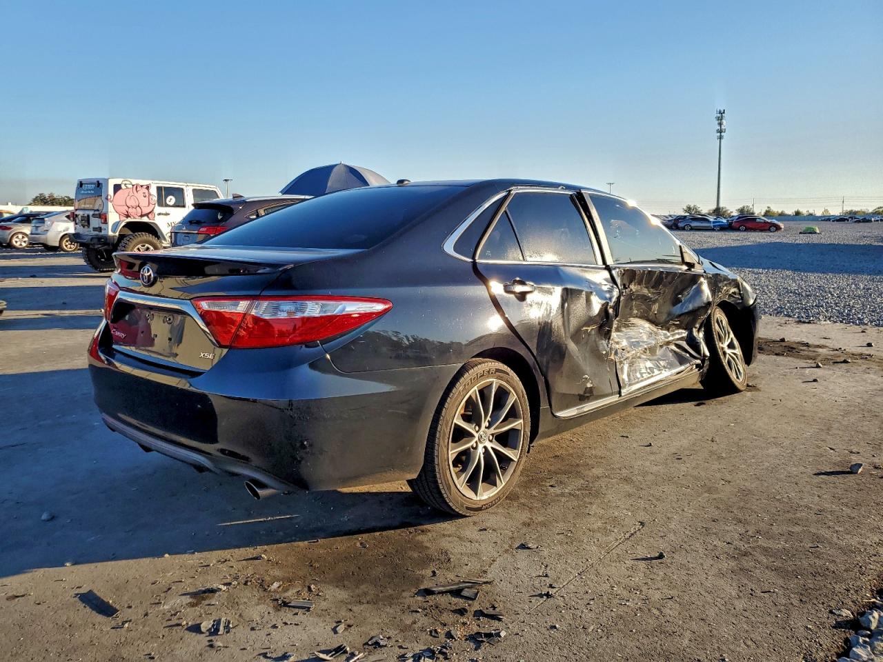 2017 TOYOTA CAMRY LE photo 3