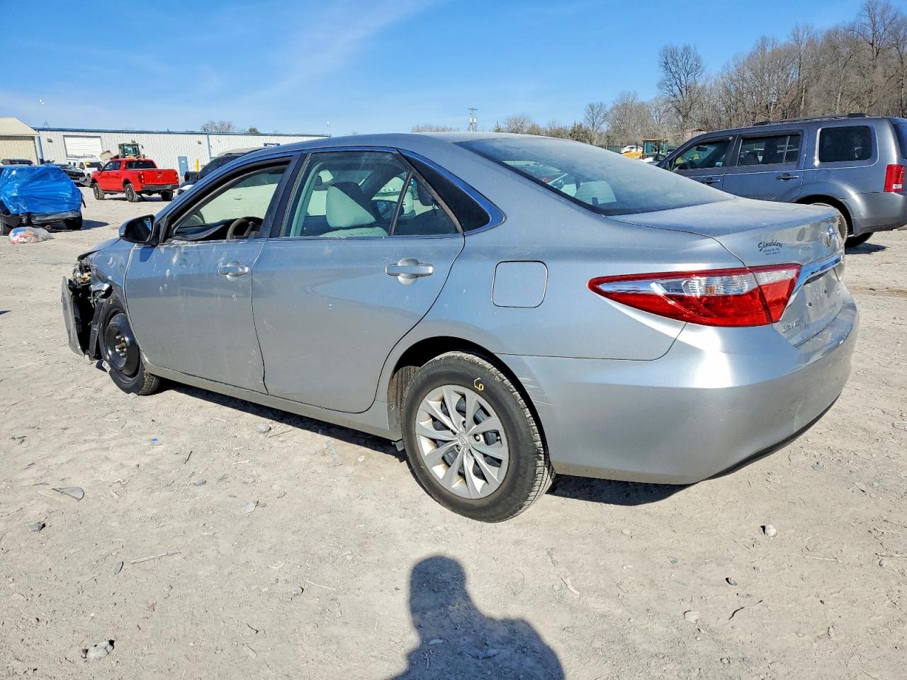 2015 TOYOTA CAMRY LE photo 2