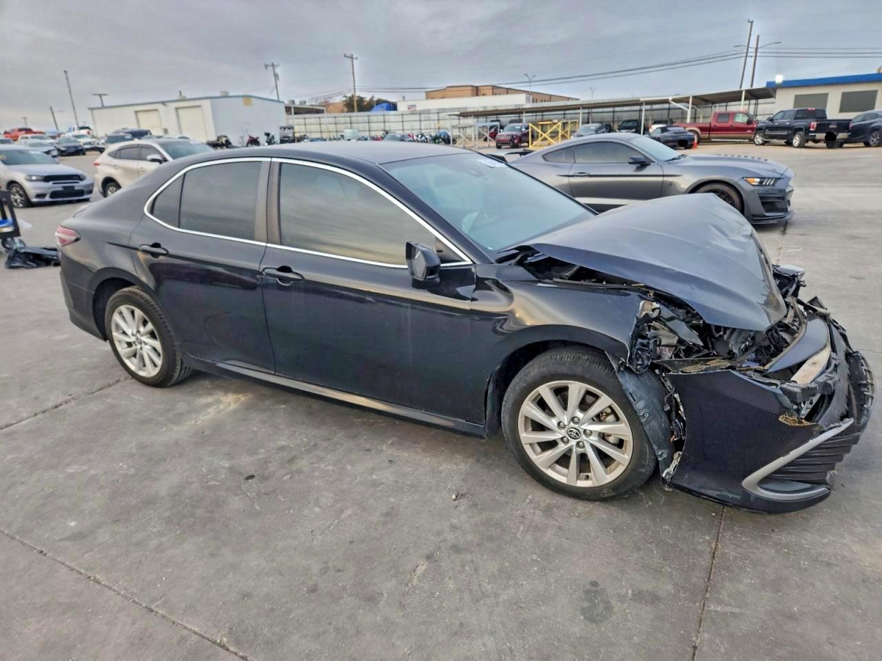 2021 TOYOTA CAMRY LE photo 4