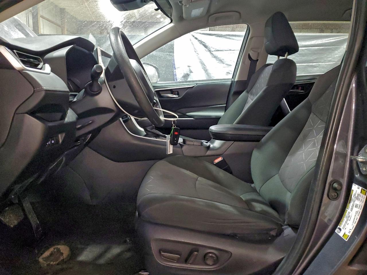 2024 TOYOTA RAV4 XLE photo 7