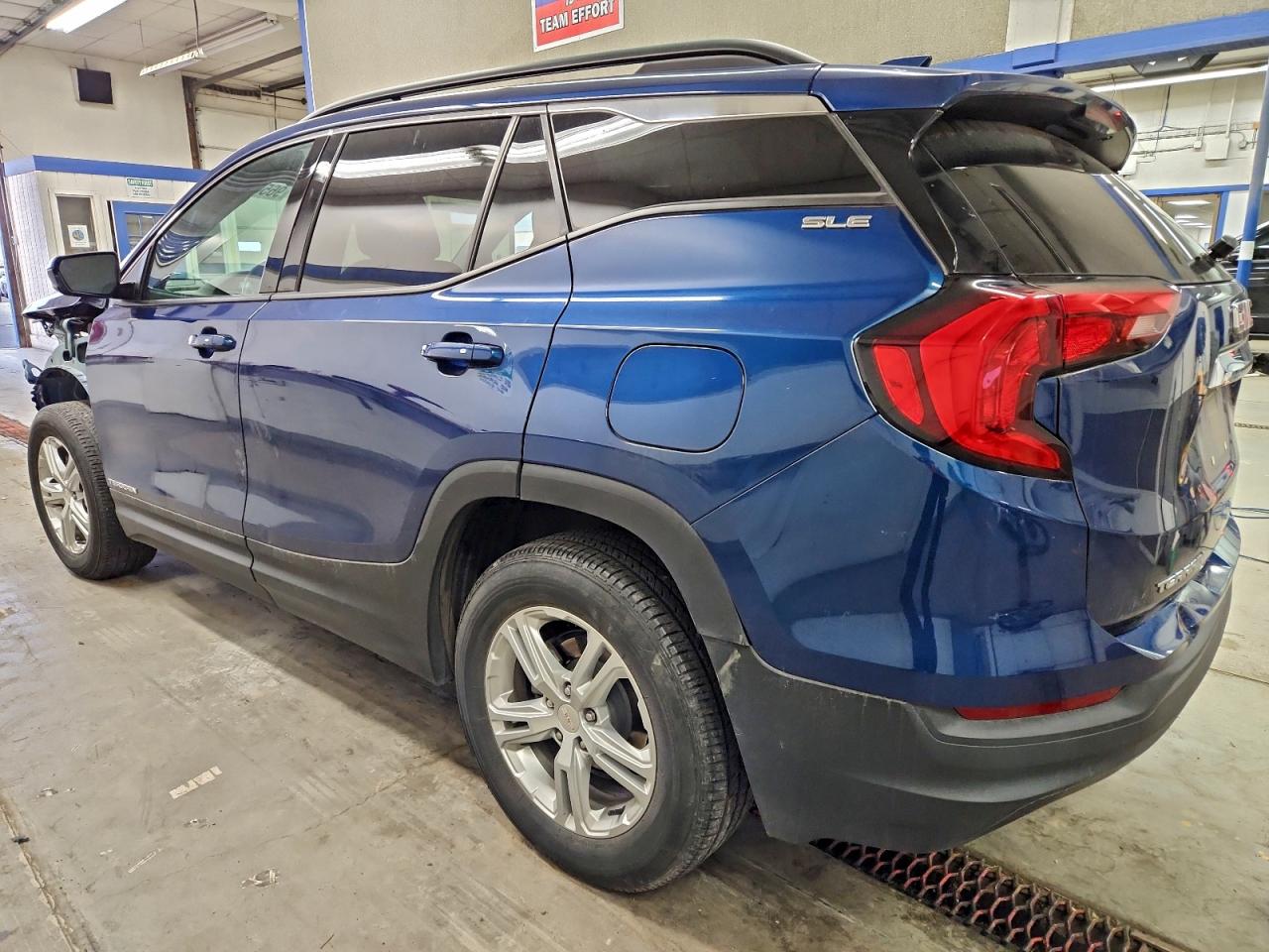 2020 GMC TERRAIN SLE photo 2