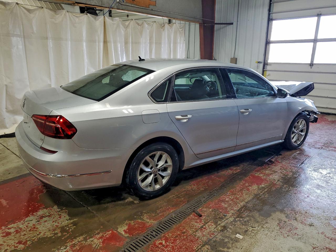 2017 VOLKSWAGEN PASSAT S photo 3