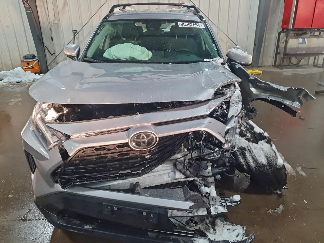 2024 TOYOTA RAV4 XLE photo 5