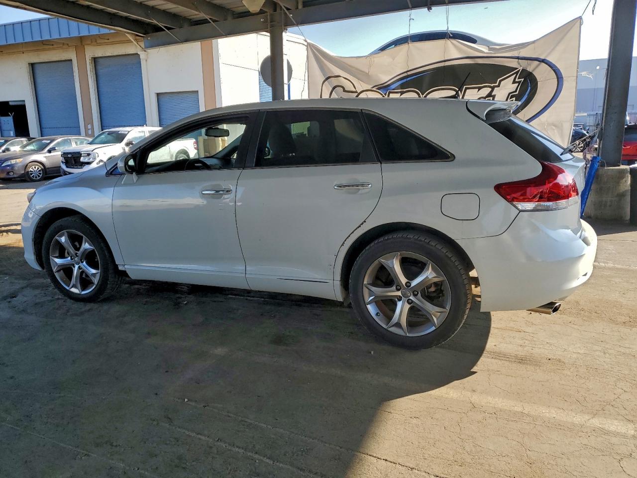 2011 TOYOTA VENZA photo 2