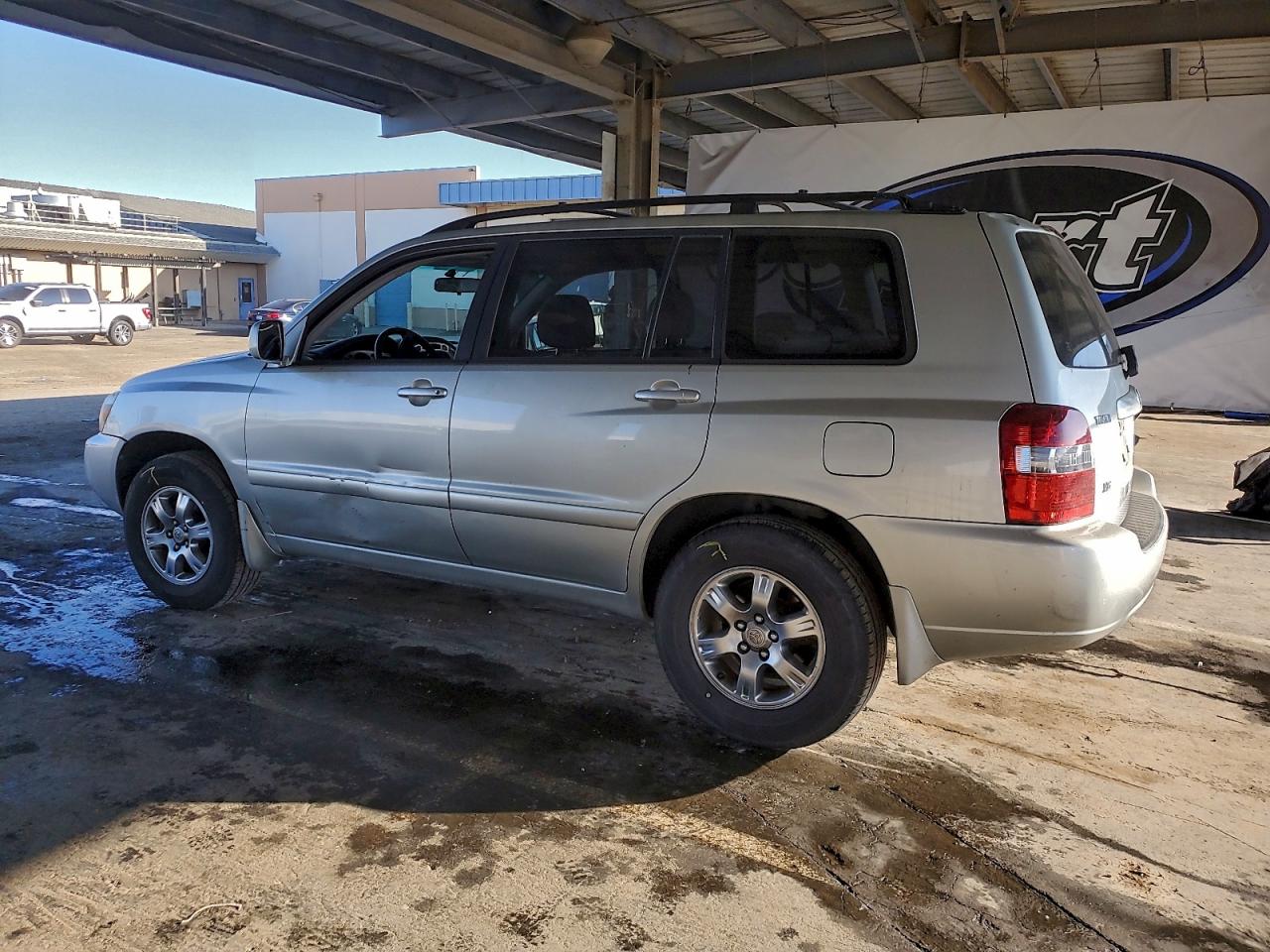 2004 TOYOTA HIGHLANDER BASE photo 2