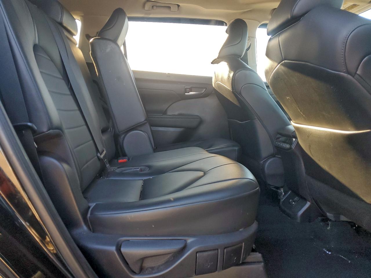 2021 TOYOTA HIGHLANDER XLE photo 21