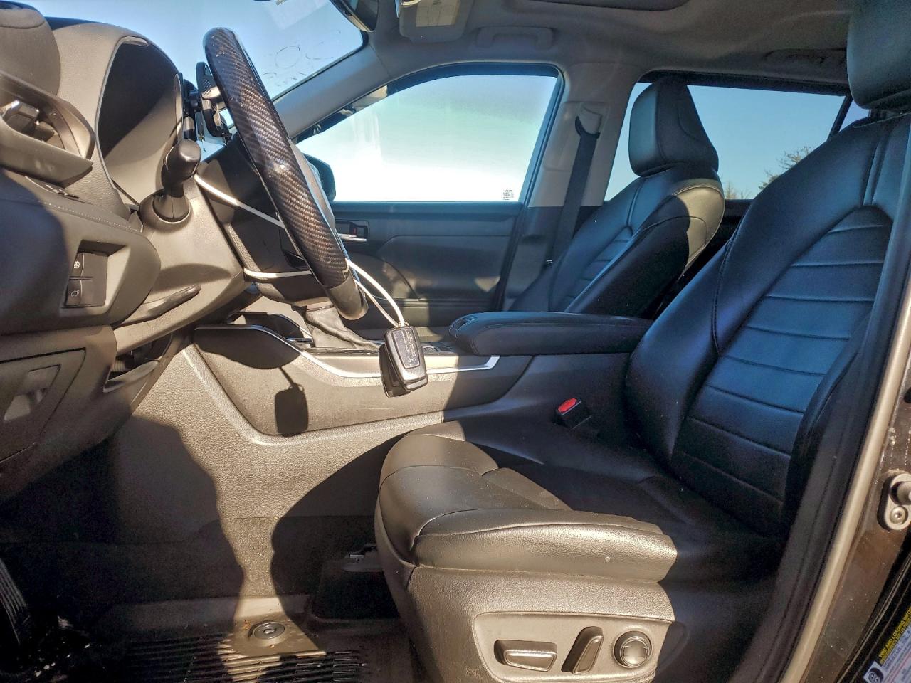 2021 TOYOTA HIGHLANDER XLE photo 13