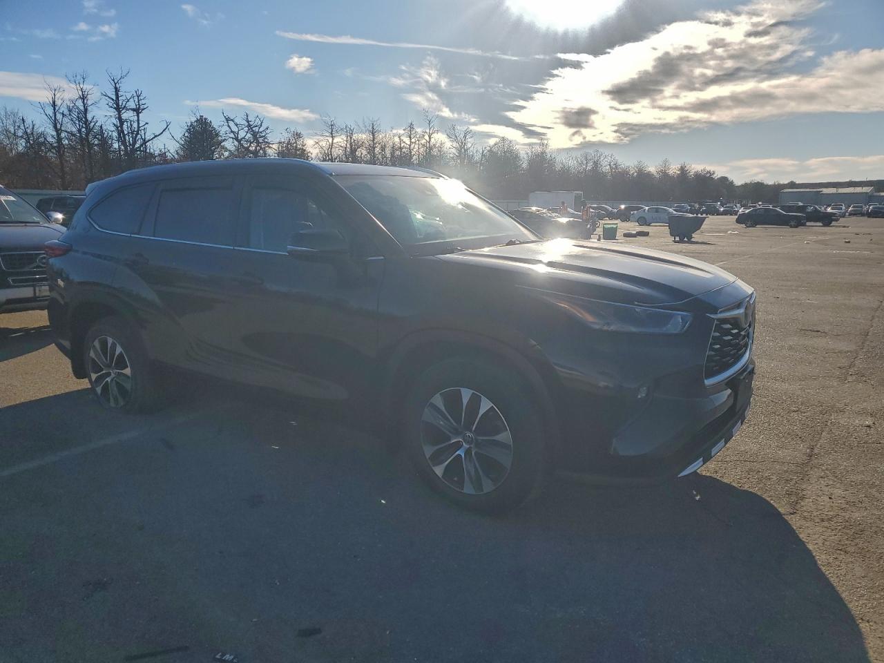 2021 TOYOTA HIGHLANDER XLE photo 7