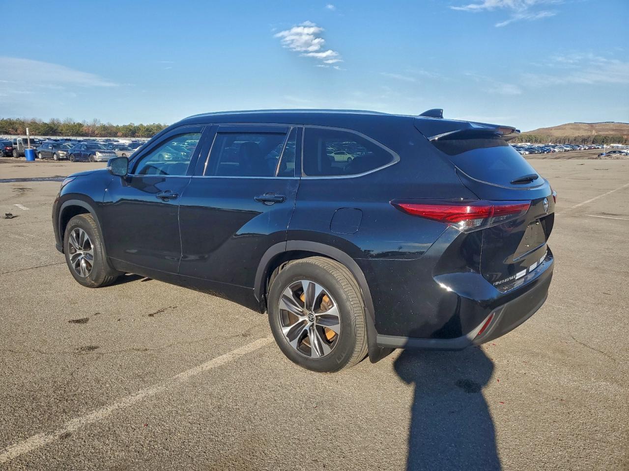 2021 TOYOTA HIGHLANDER XLE photo 3
