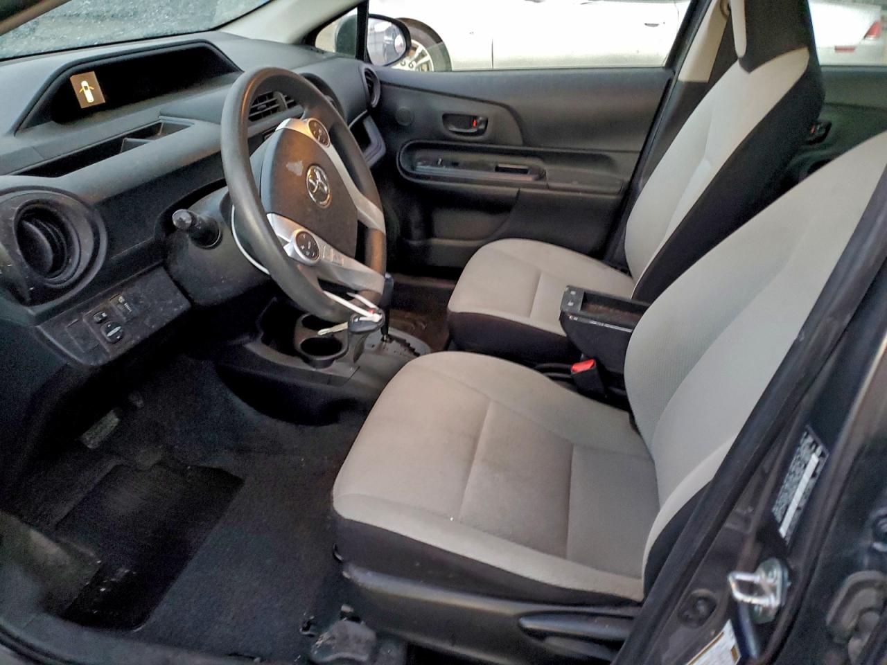 2016 TOYOTA PRIUS C photo 7