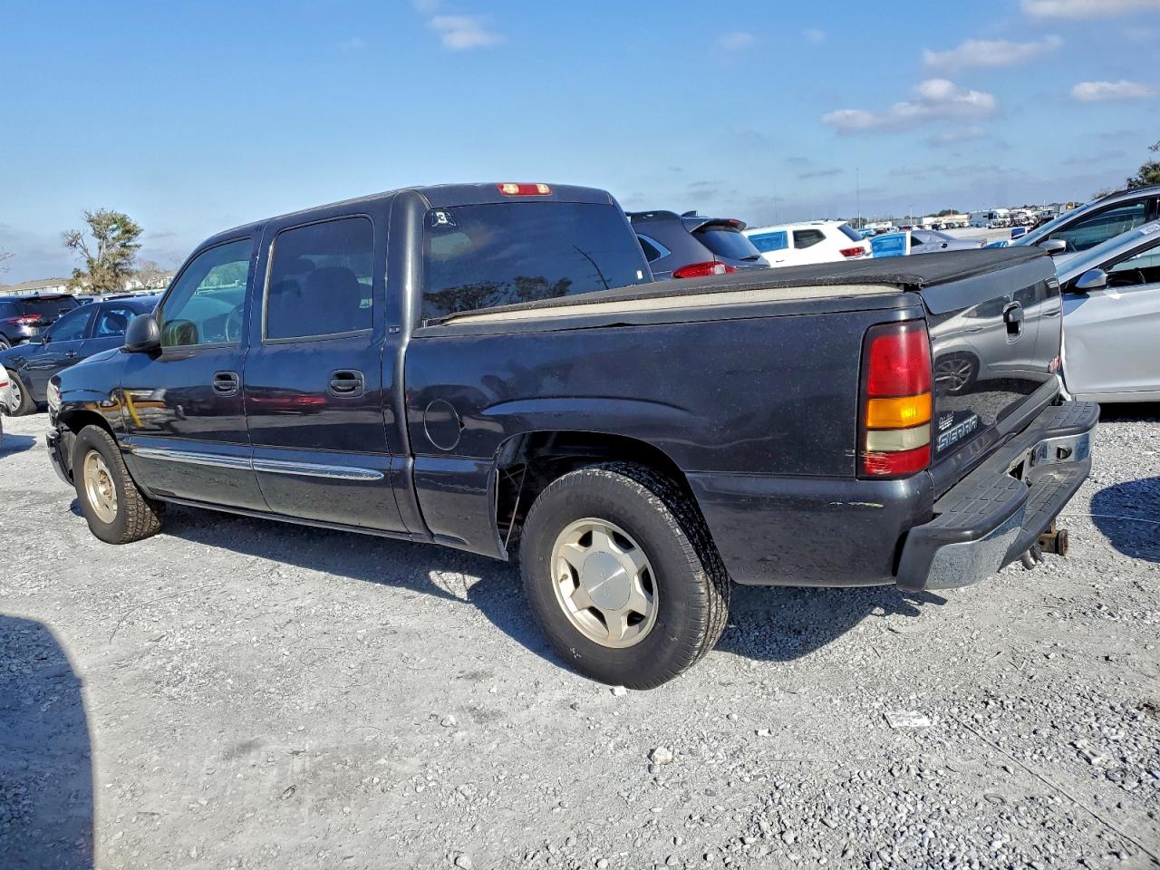 2004 GMC NEW SIERRA C1500 photo 2
