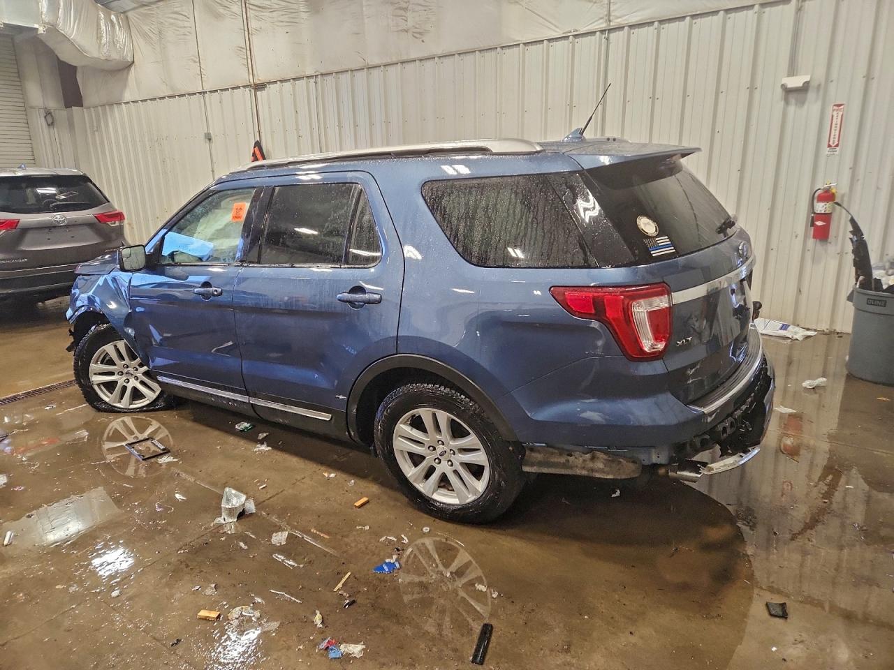 2018 FORD EXPLORER XLT photo 2