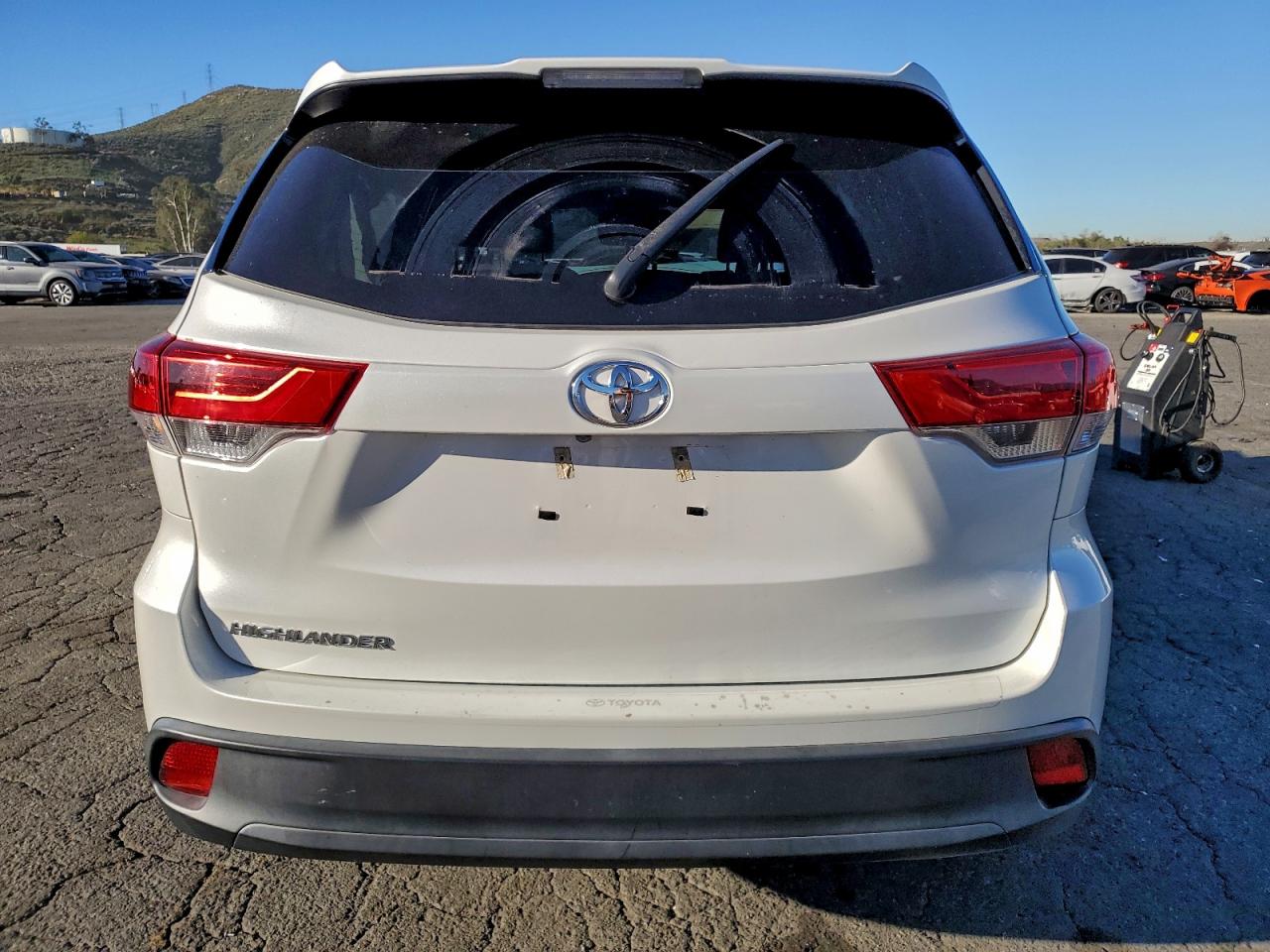 2019 TOYOTA HIGHLANDER LE photo 6