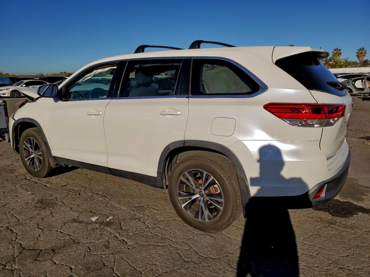 2019 TOYOTA HIGHLANDER LE photo 2