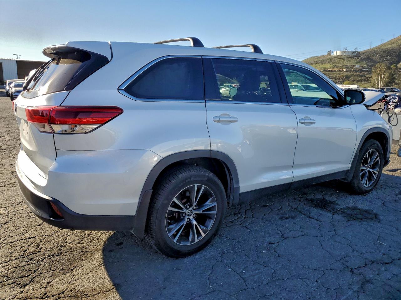 2019 TOYOTA HIGHLANDER LE photo 3