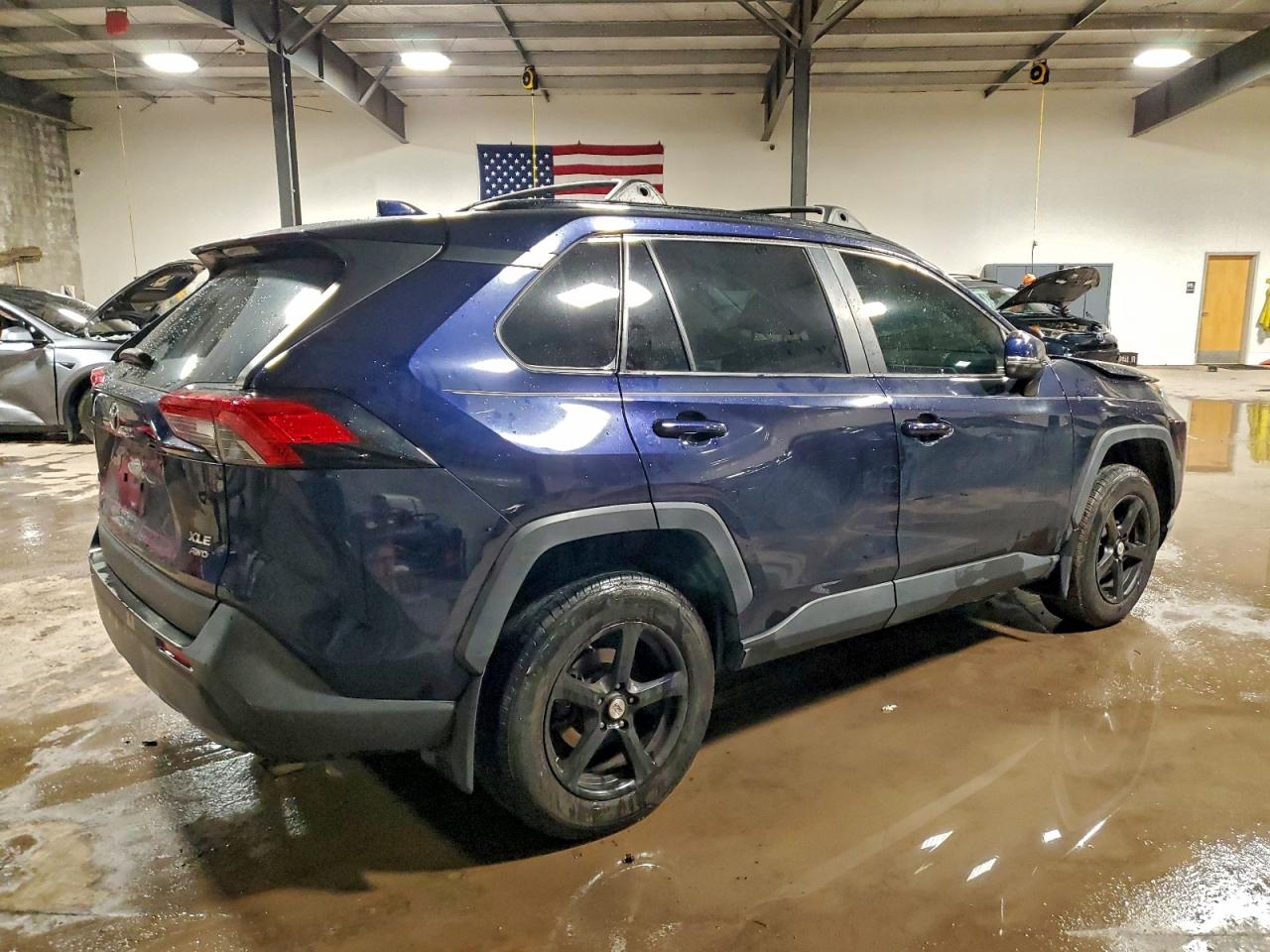2019 TOYOTA RAV4 XLE photo 3