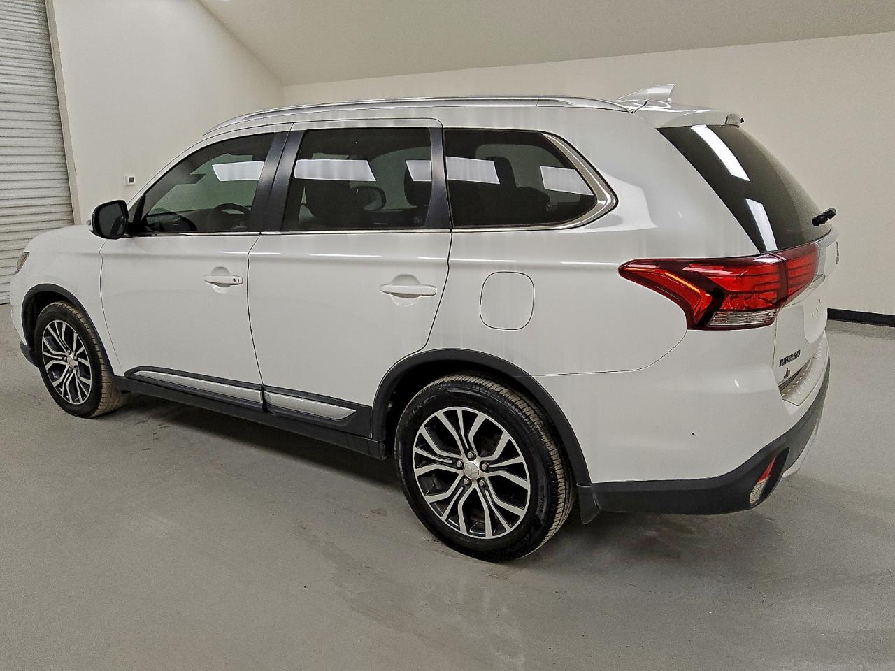2018 MITSUBISHI OUTLANDER SE photo 2