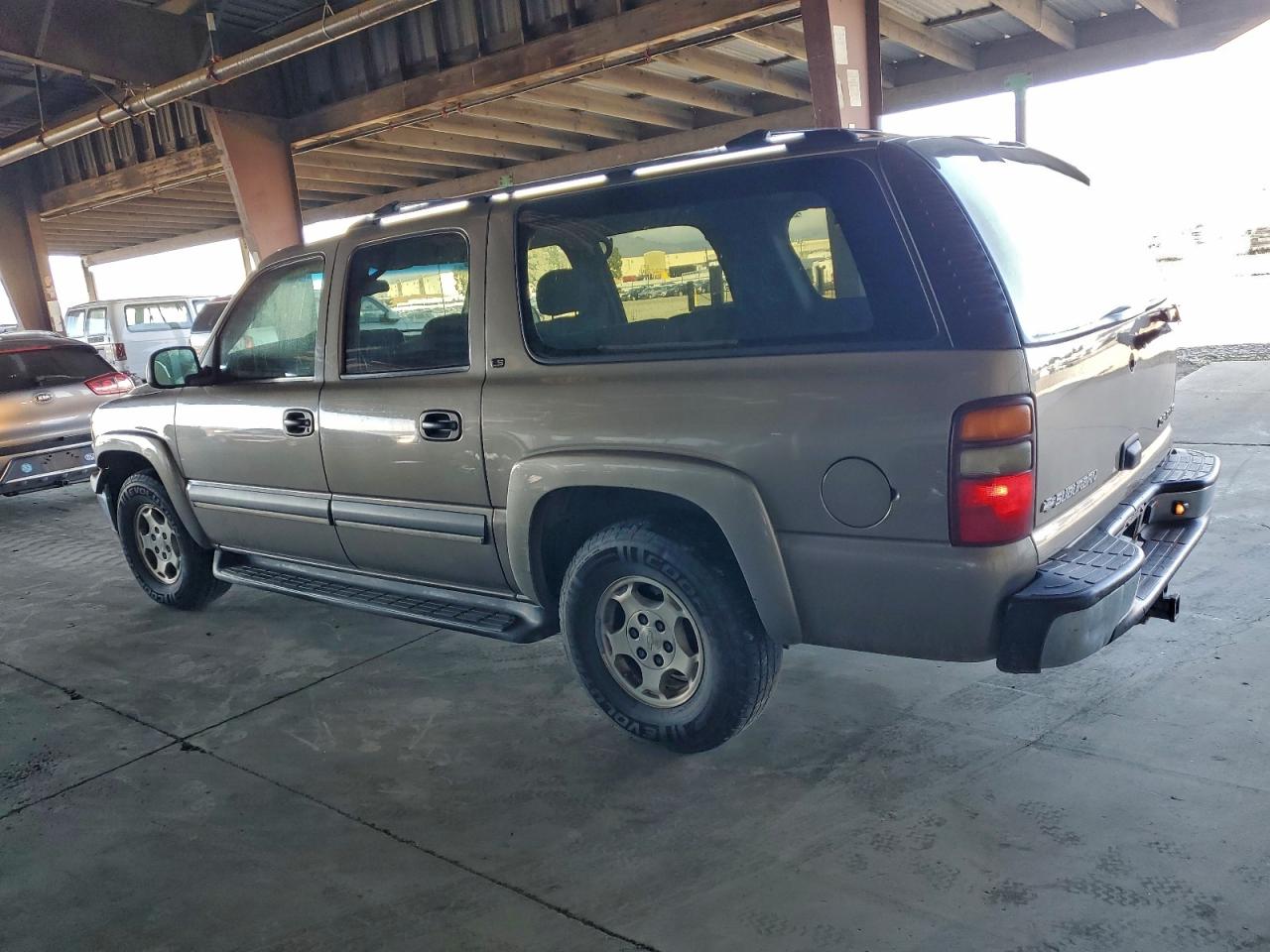 2002 CHEVROLET SUBURBAN C1500 photo 2