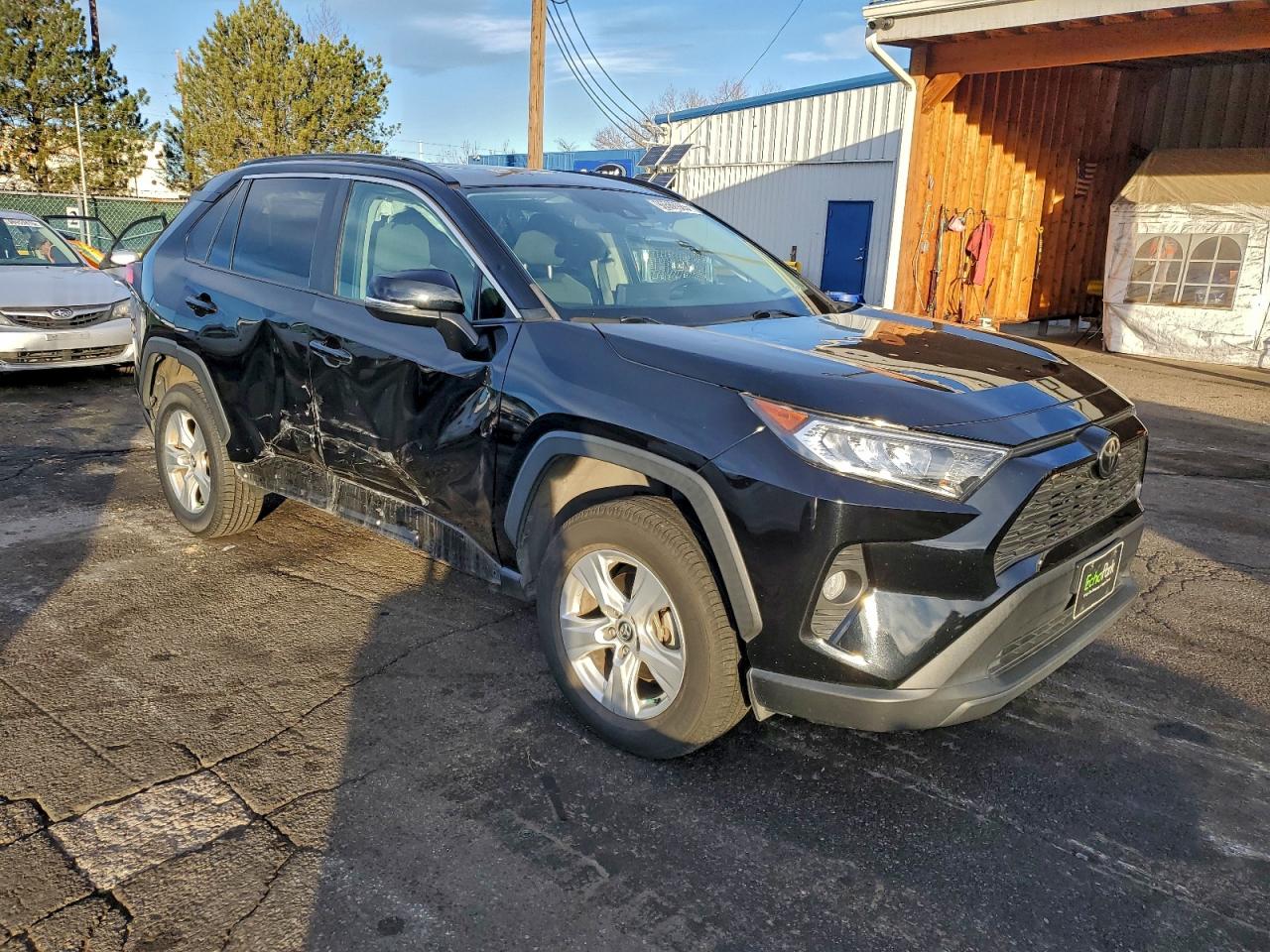 2021 TOYOTA RAV4 XLE photo 4